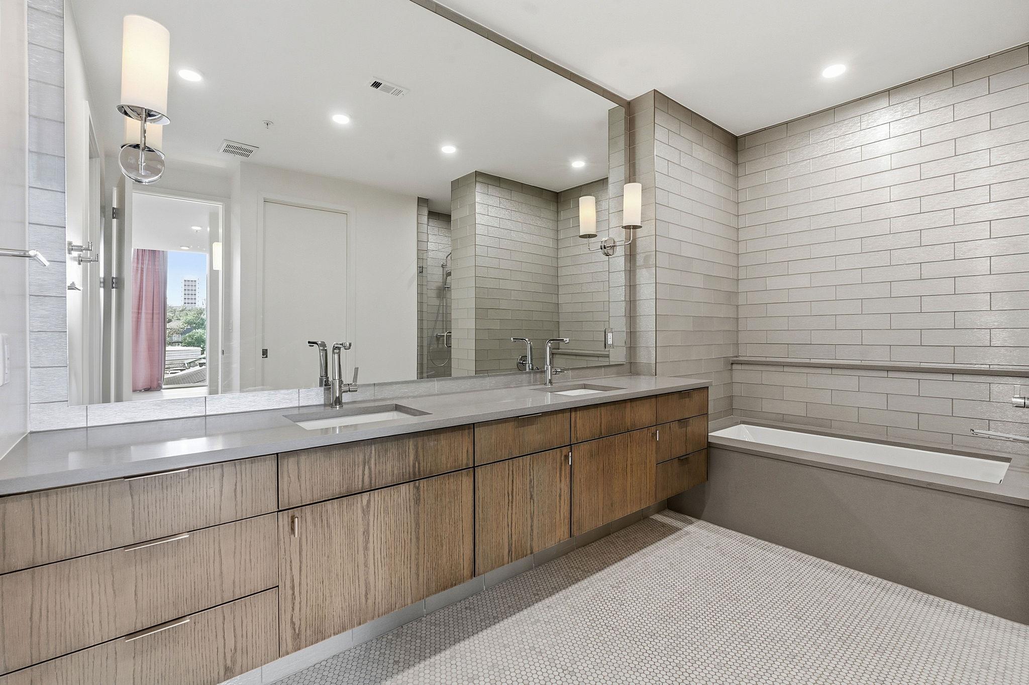 1010 W 10th St # 203, Austin, TX 78703