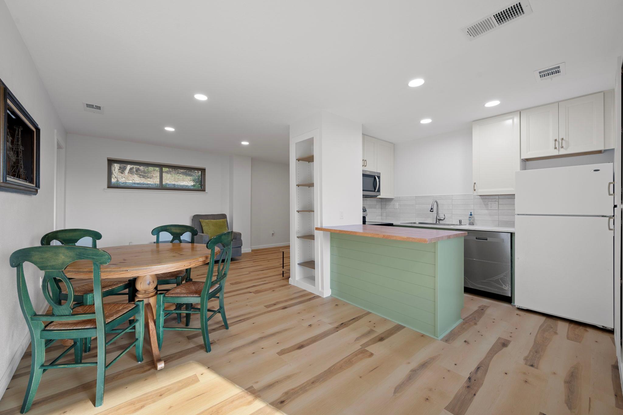 6300 Lakeshore Dr, Lago Vista, TX 78645