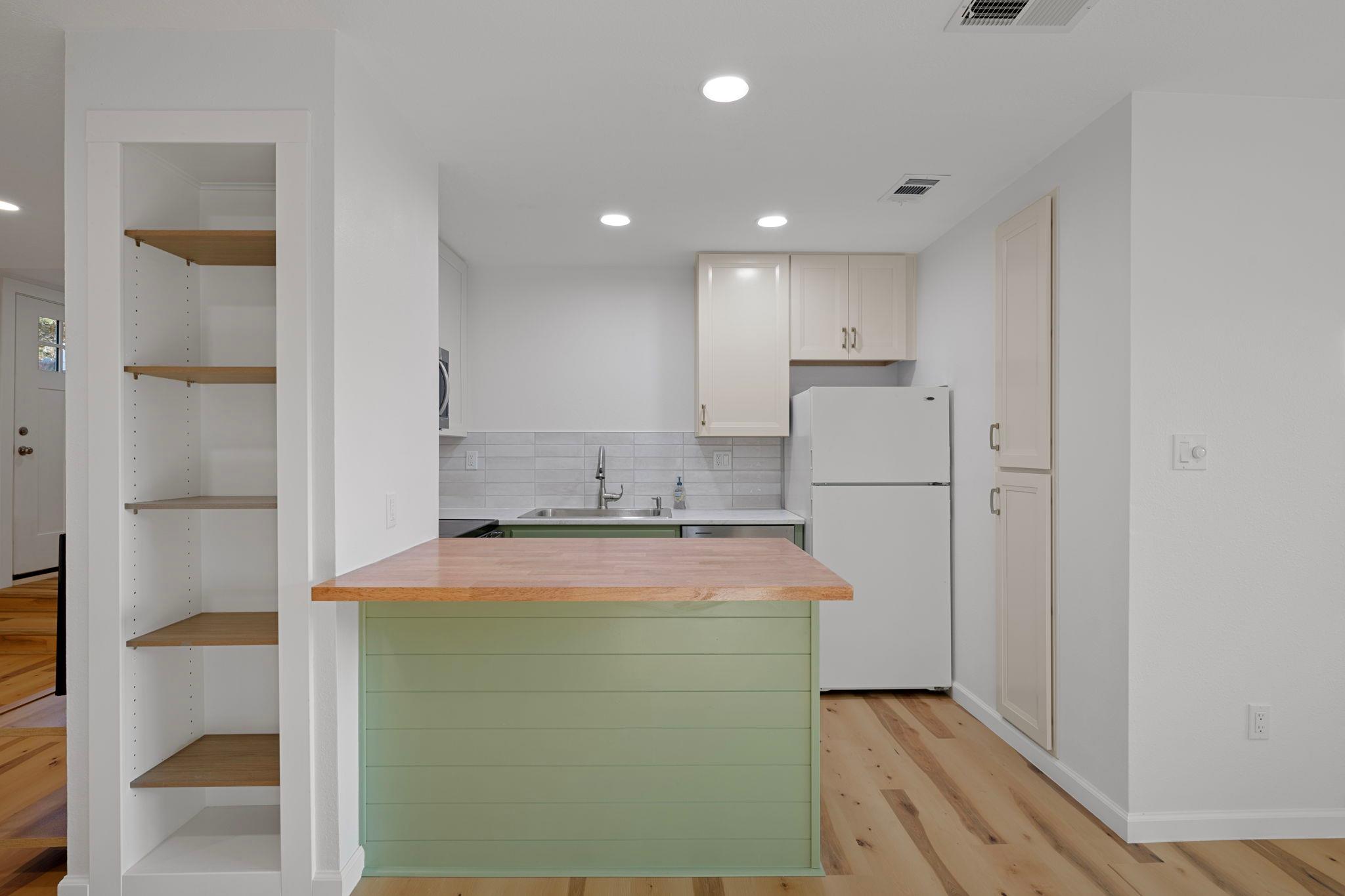 6300 Lakeshore Dr, Lago Vista, TX 78645