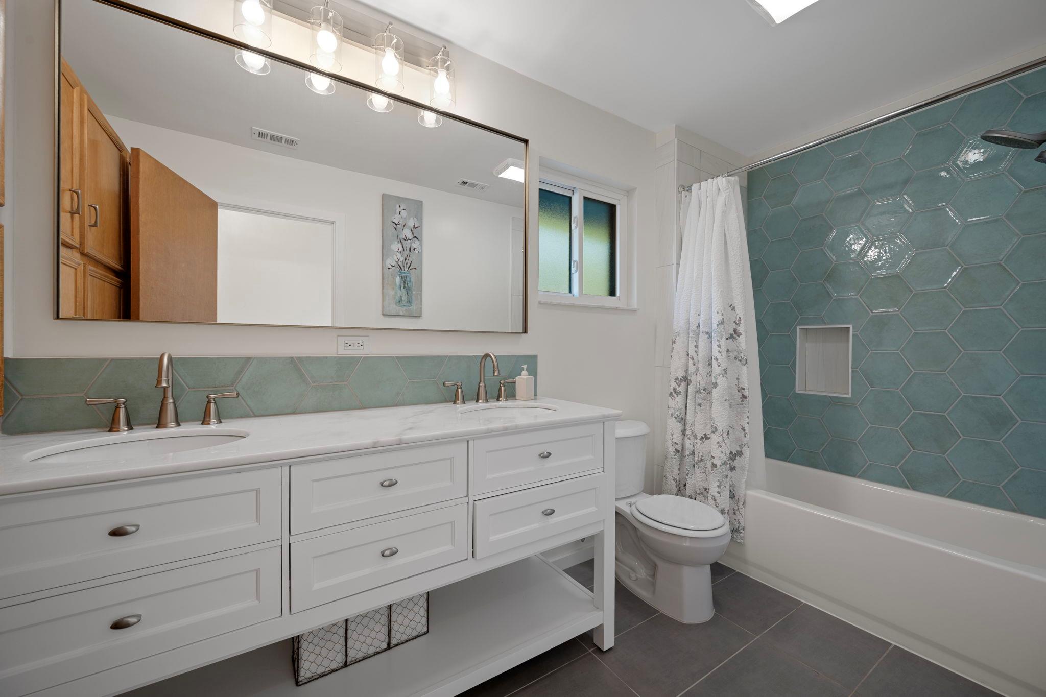 6300 Lakeshore Dr, Lago Vista, TX 78645