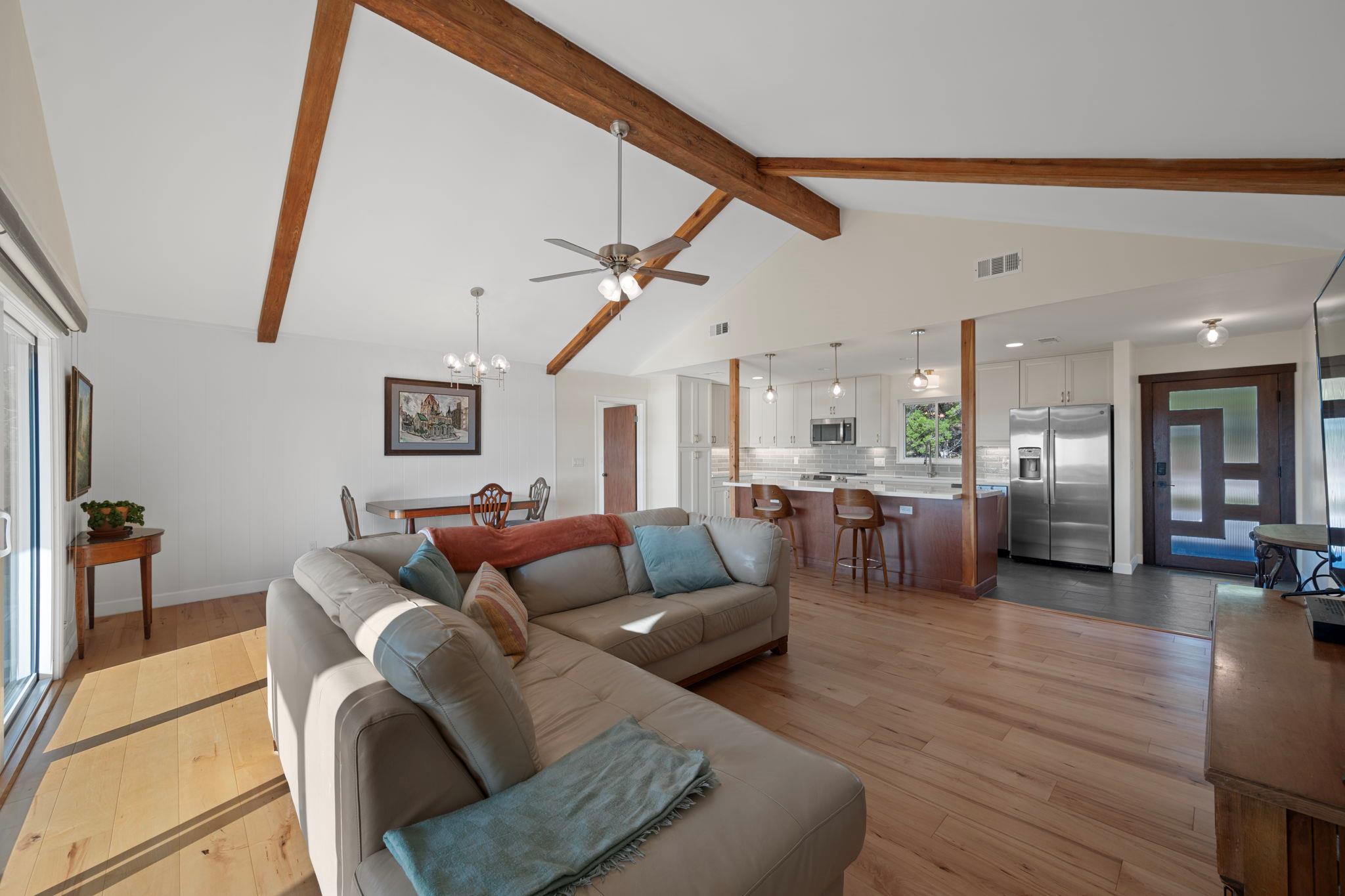 6300 Lakeshore Dr, Lago Vista, TX 78645