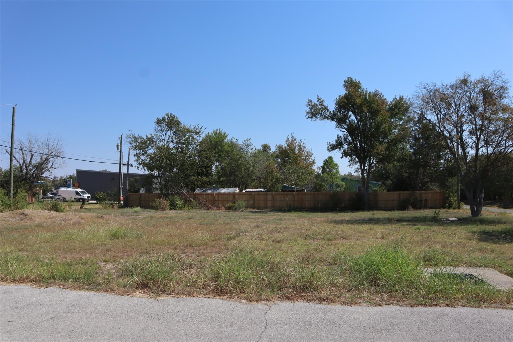 1018 W 1st St, Taylor, TX 76574