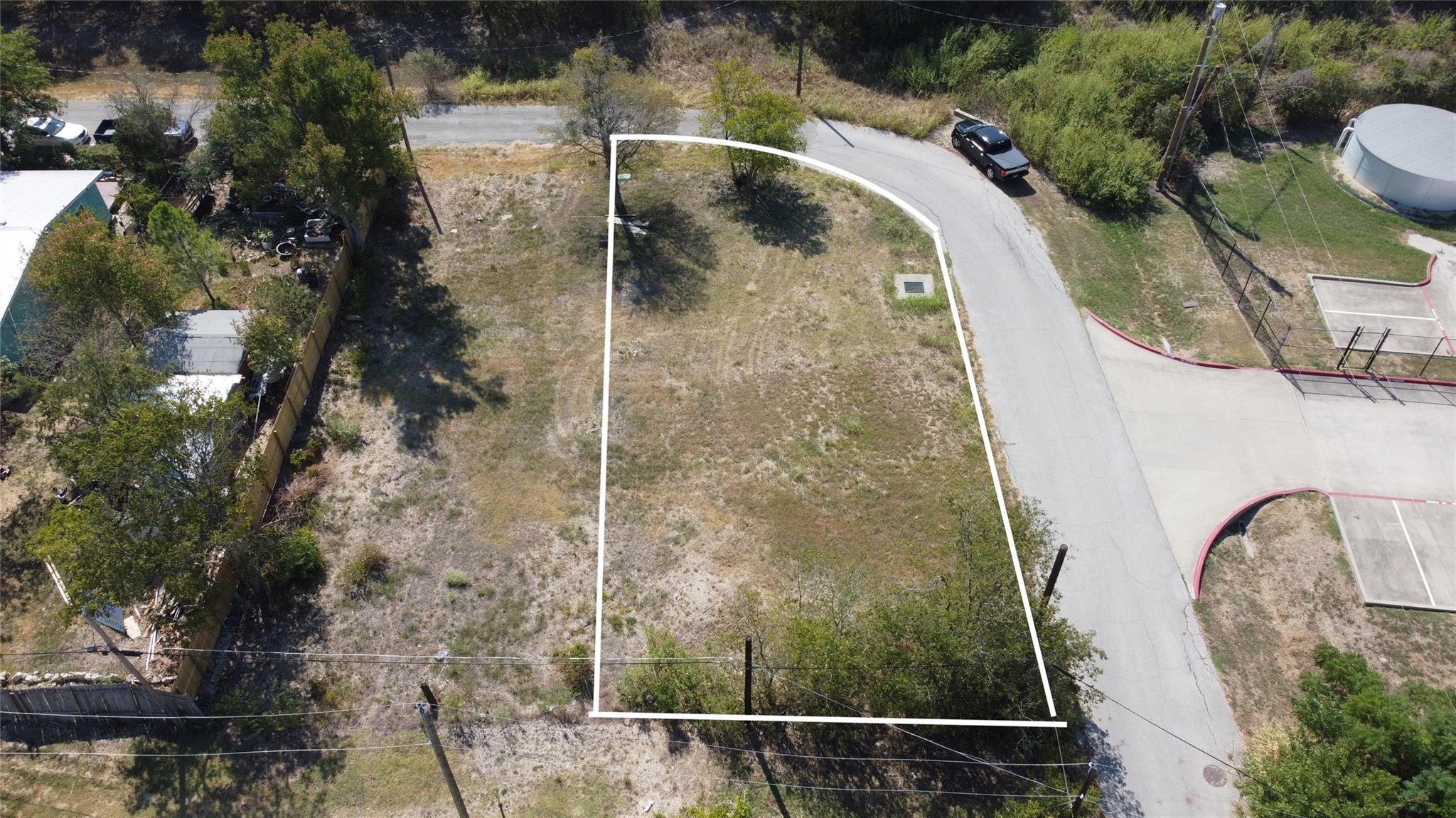 1018 W 1st St, Taylor, TX 76574