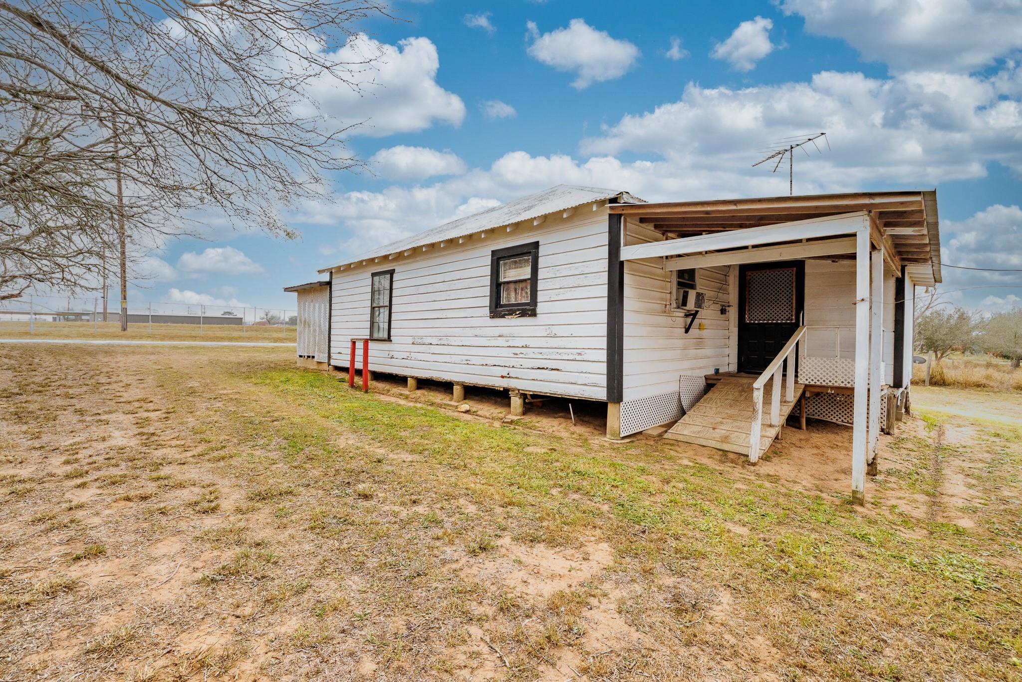 406 Carpenter St, Smiley, TX 78159