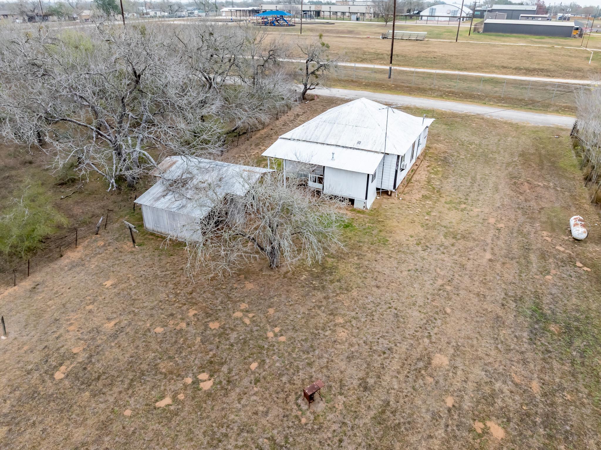 406 Carpenter St, Smiley, TX 78159