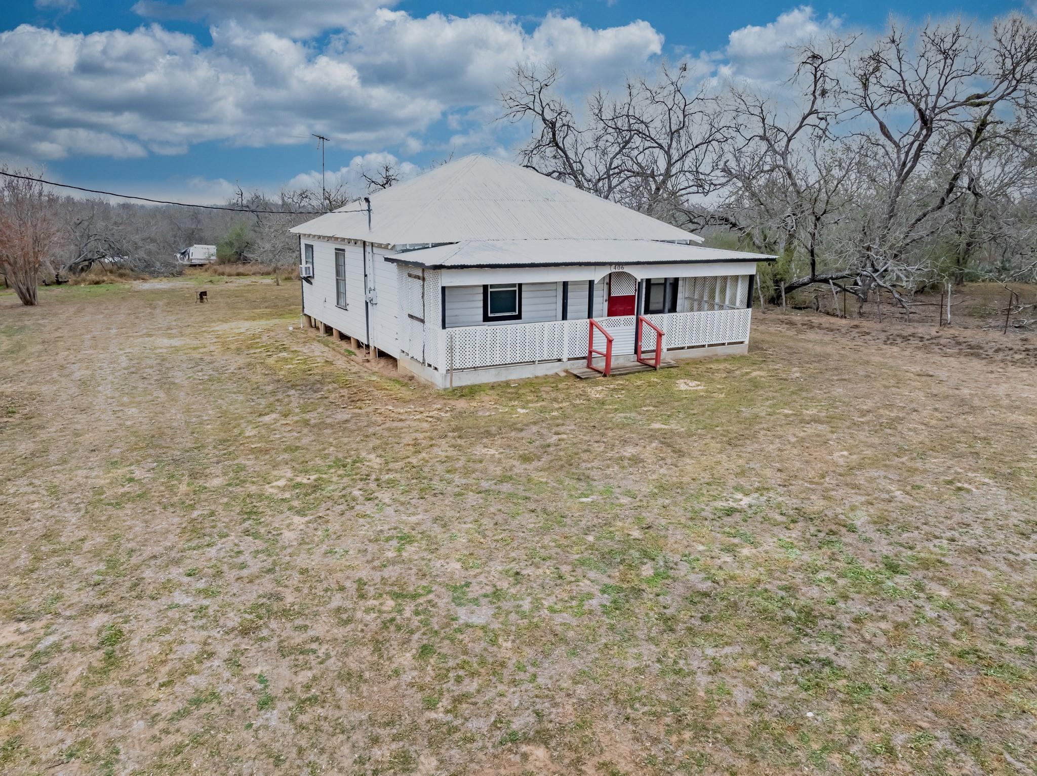 406 Carpenter St, Smiley, TX 78159