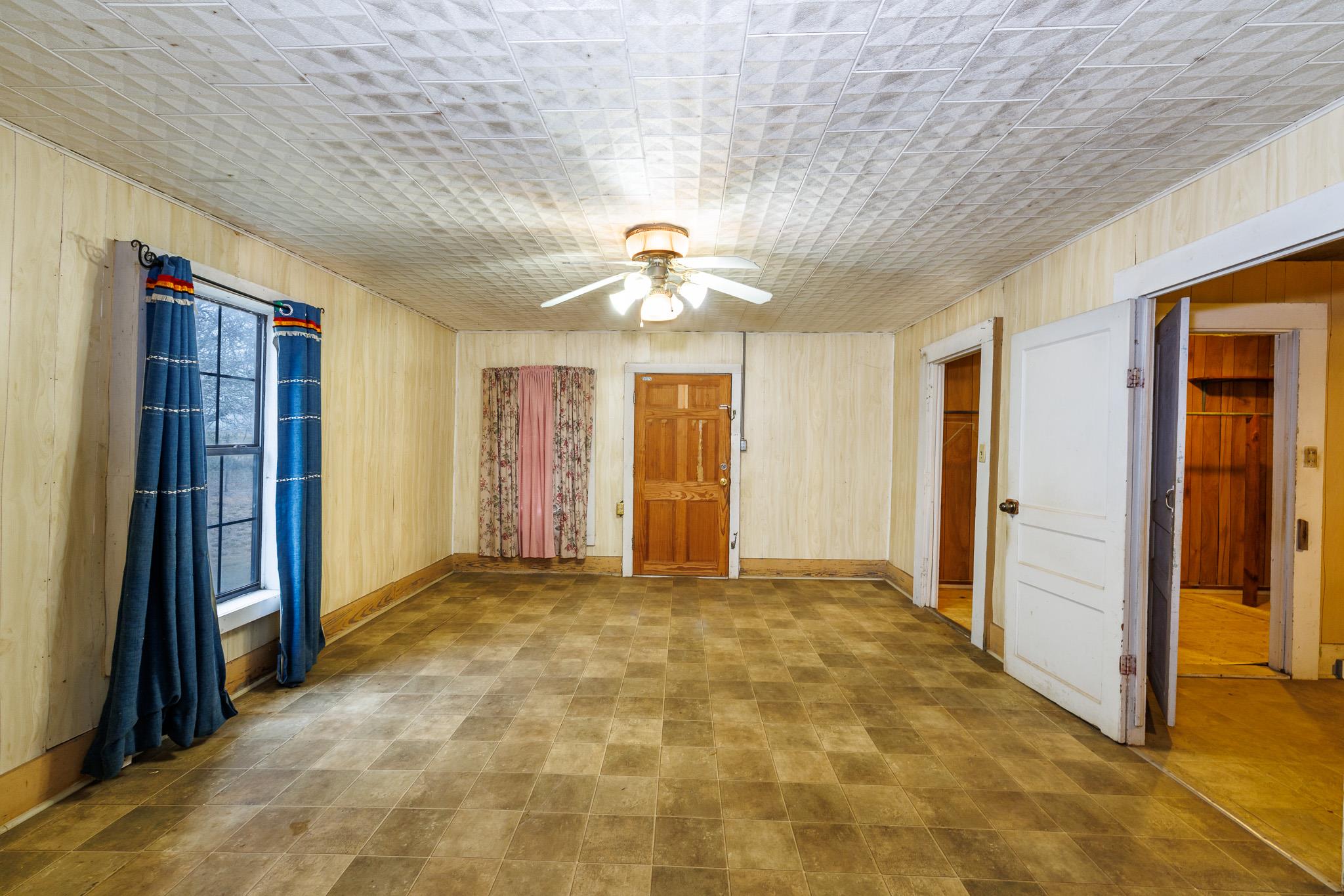 406 Carpenter St, Smiley, TX 78159