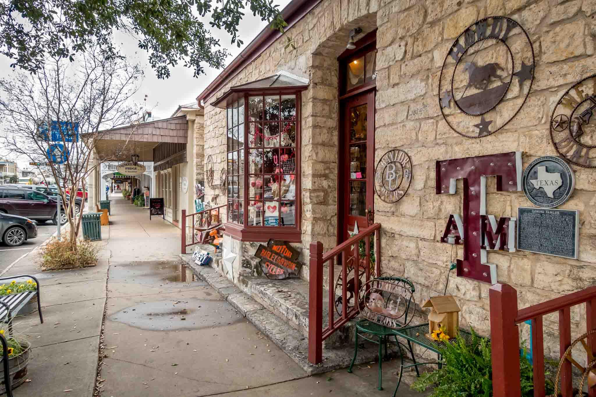 181 Kadens Blf, Round Mountain, TX 78663