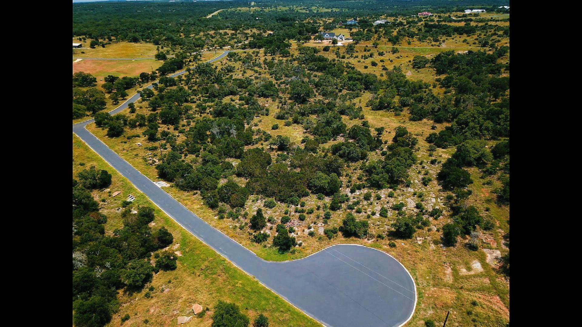 181 Kadens Blf, Round Mountain, TX 78663