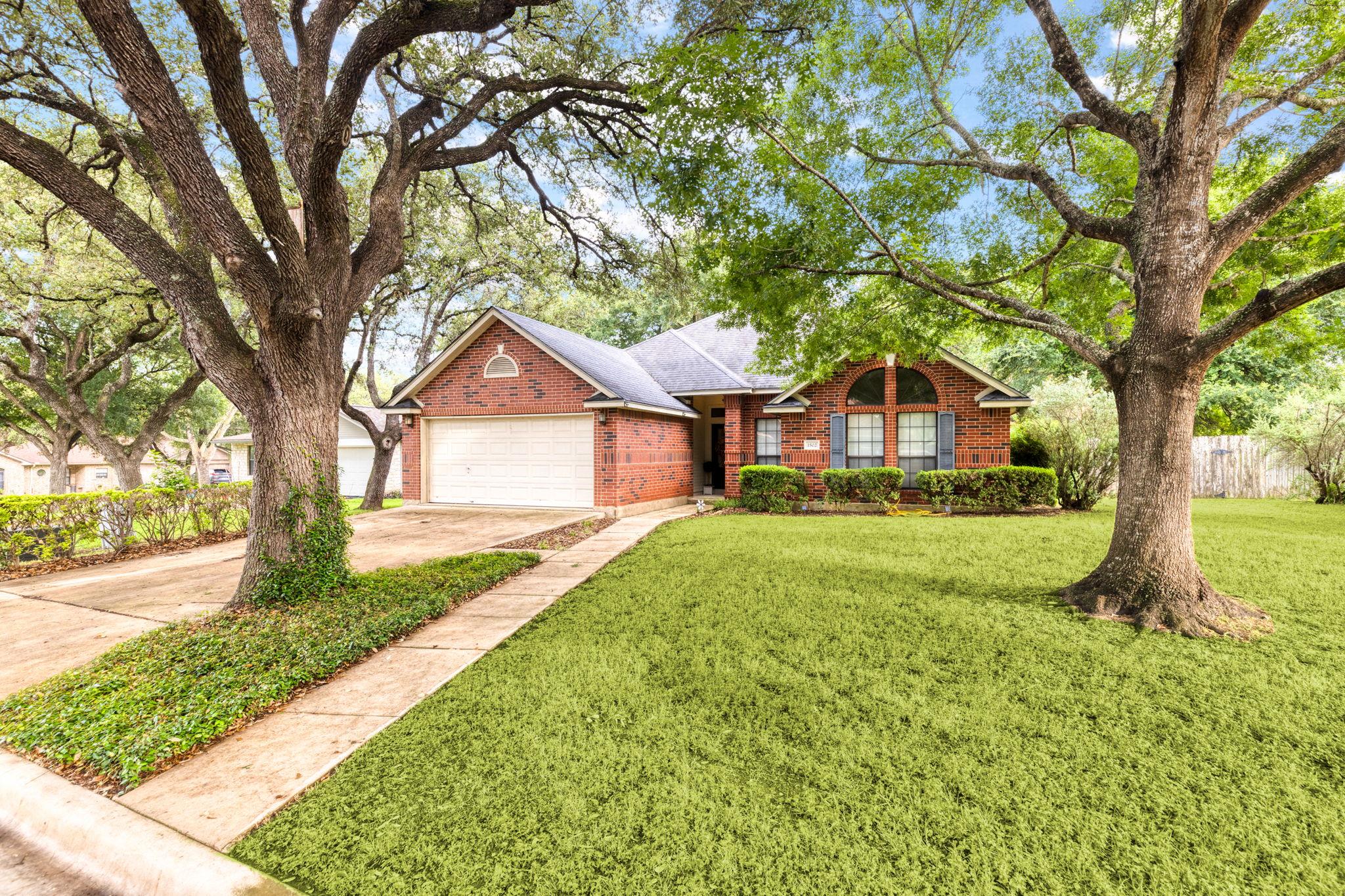 1502 Oak Knoll Ln, Lockhart, TX 78644