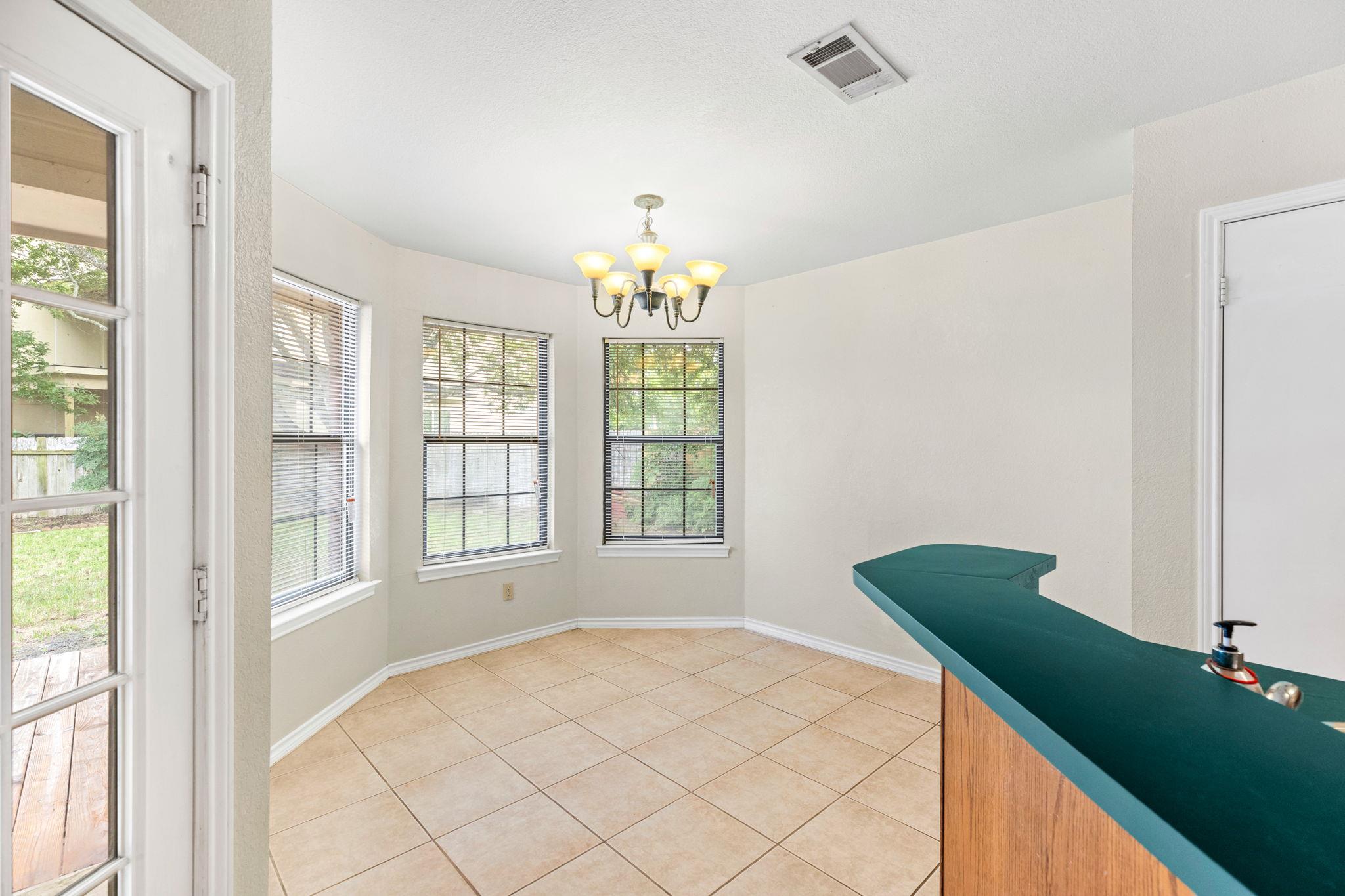 1502 Oak Knoll Ln, Lockhart, TX 78644