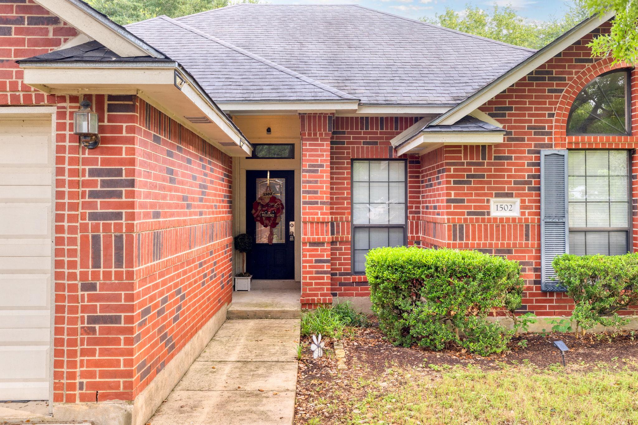 1502 Oak Knoll Ln, Lockhart, TX 78644