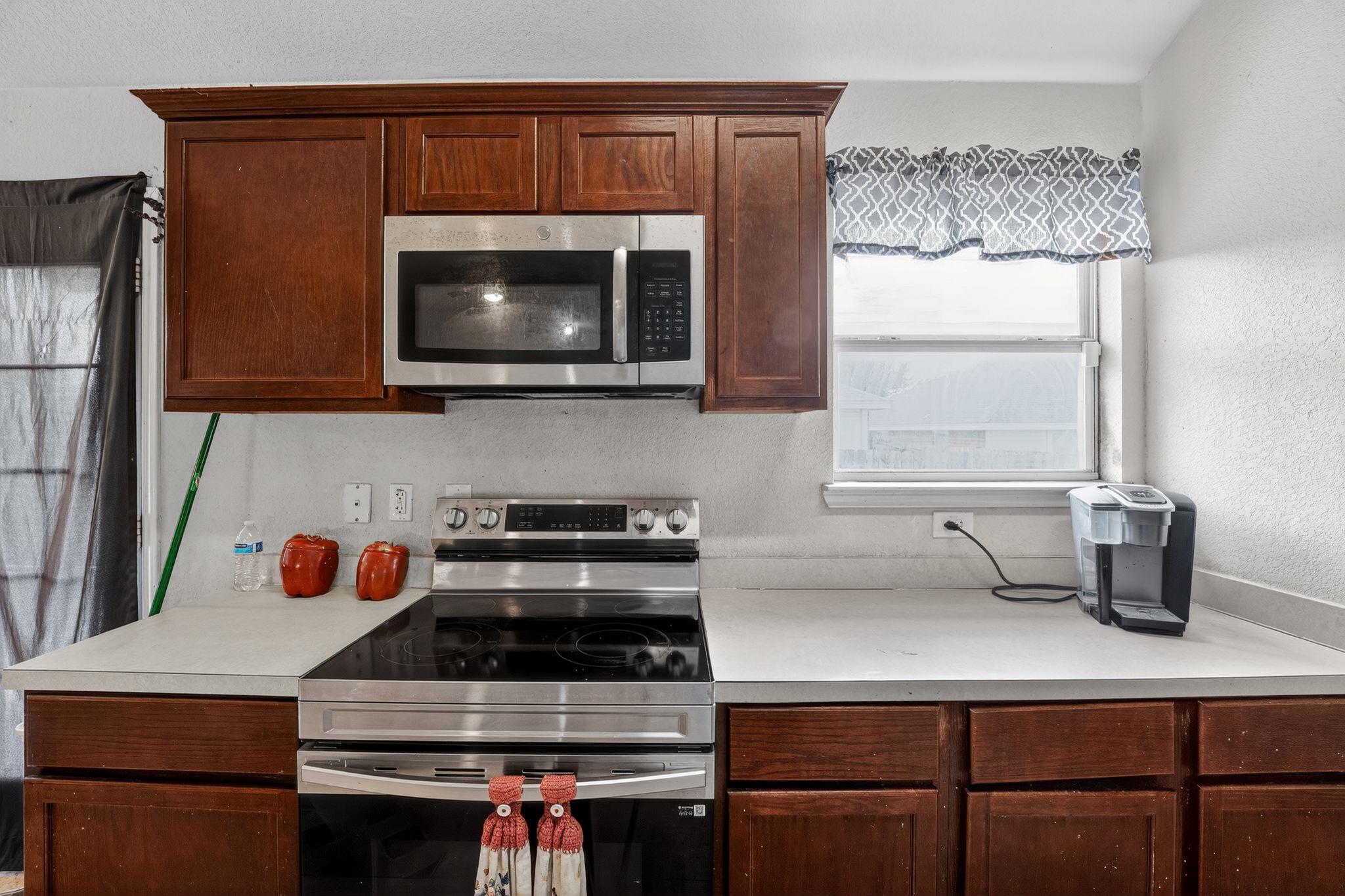 101 Soapstone Dr, Jarrell, TX 76537