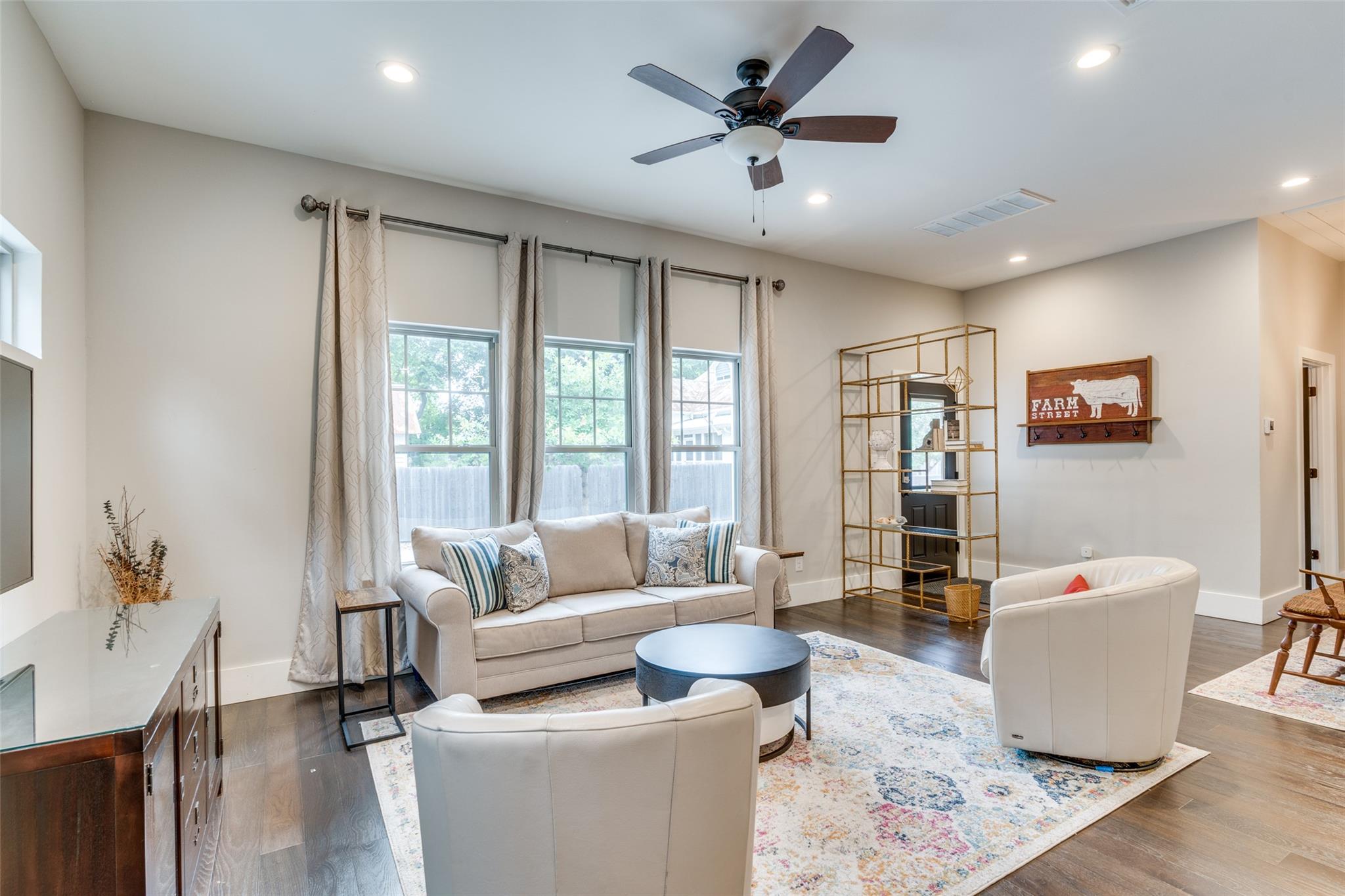 911 Farm St, Bastrop, TX 78602