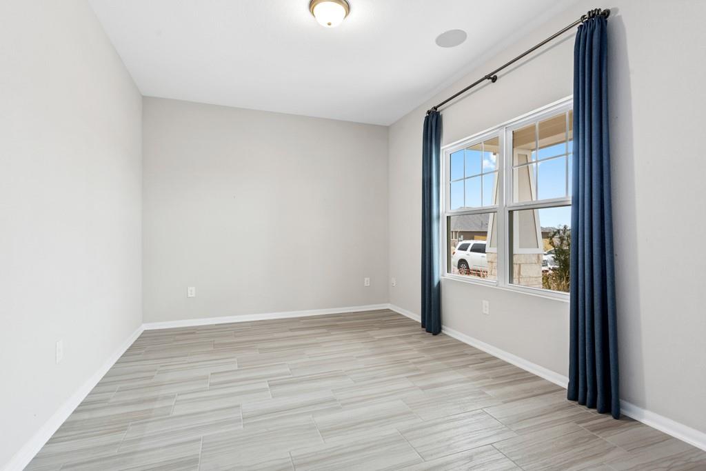 301 Clearlake Dr, Hutto, TX 78634