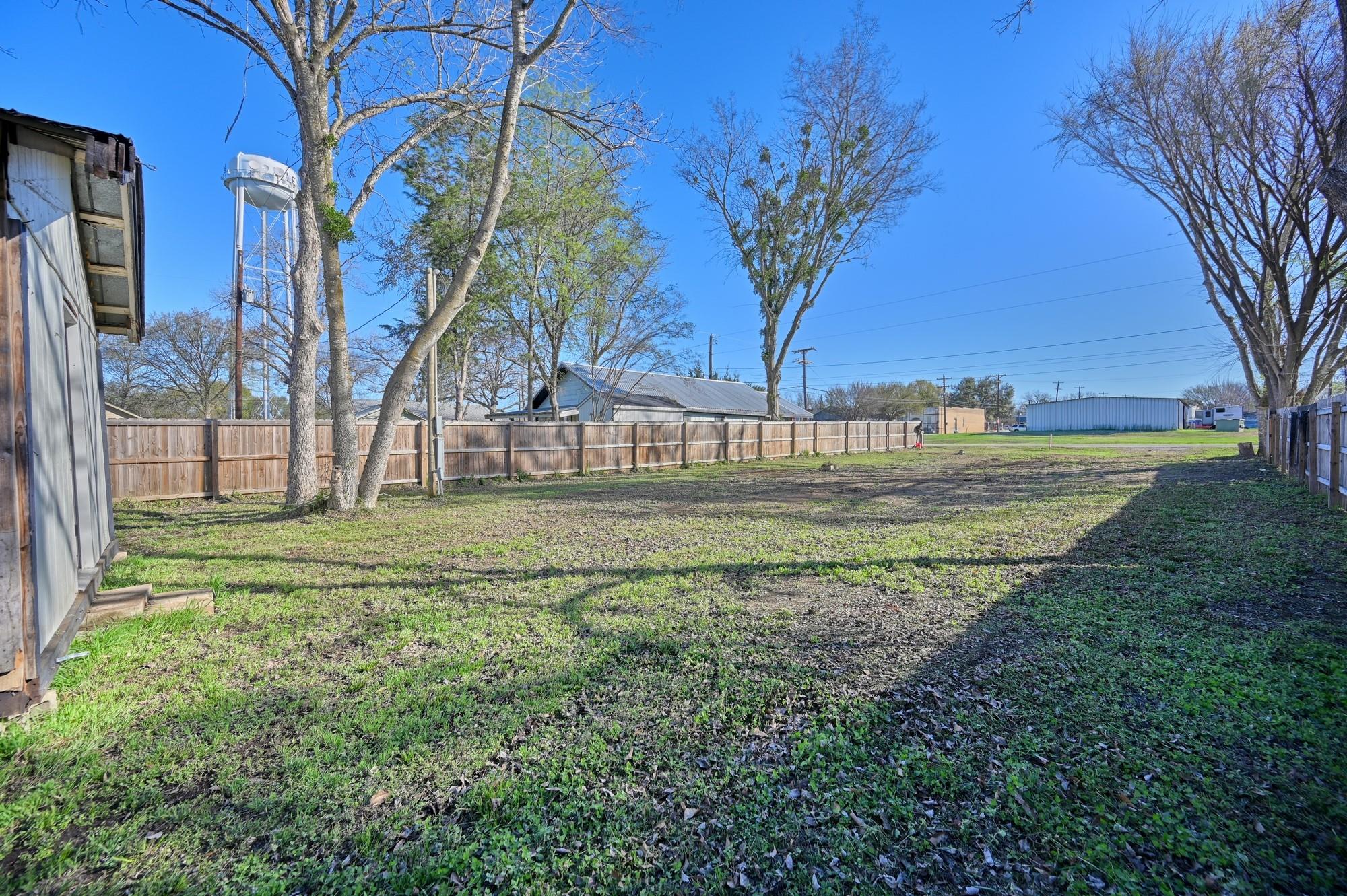 529 Giddings St, Lexington, TX 78947