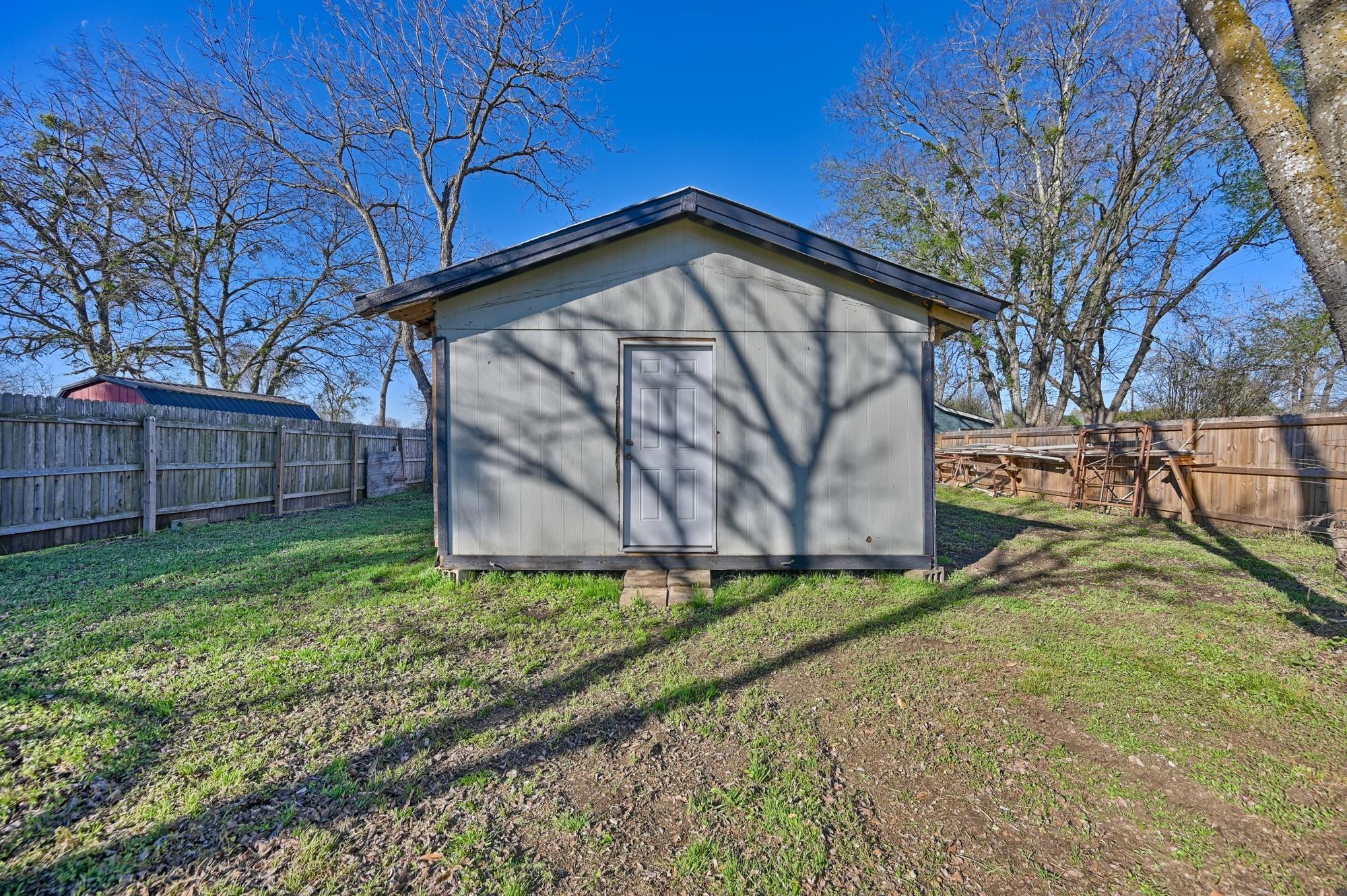 529 Giddings St, Lexington, TX 78947