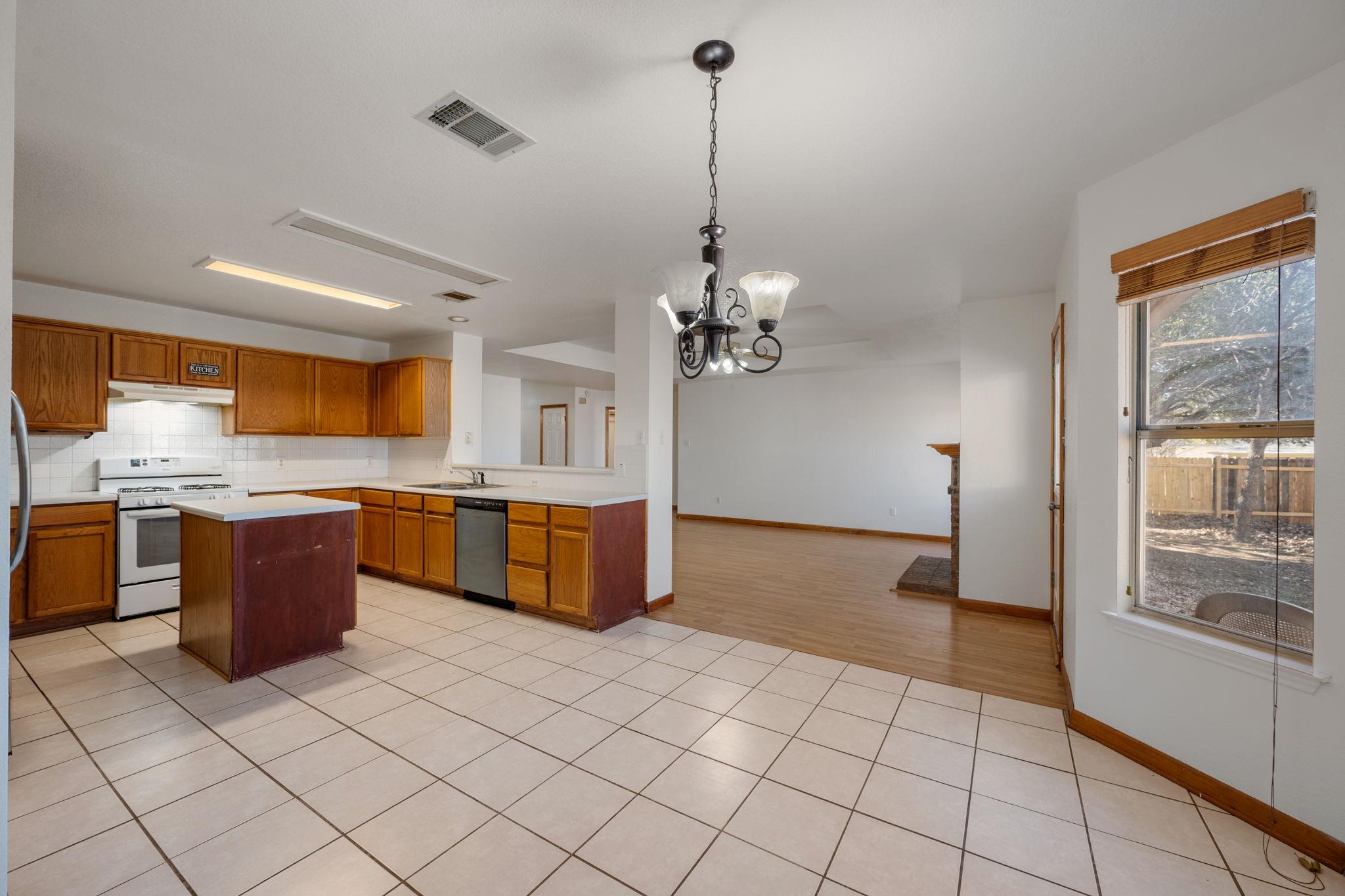 1402 Quicksilver Cir, Round Rock, TX 78665