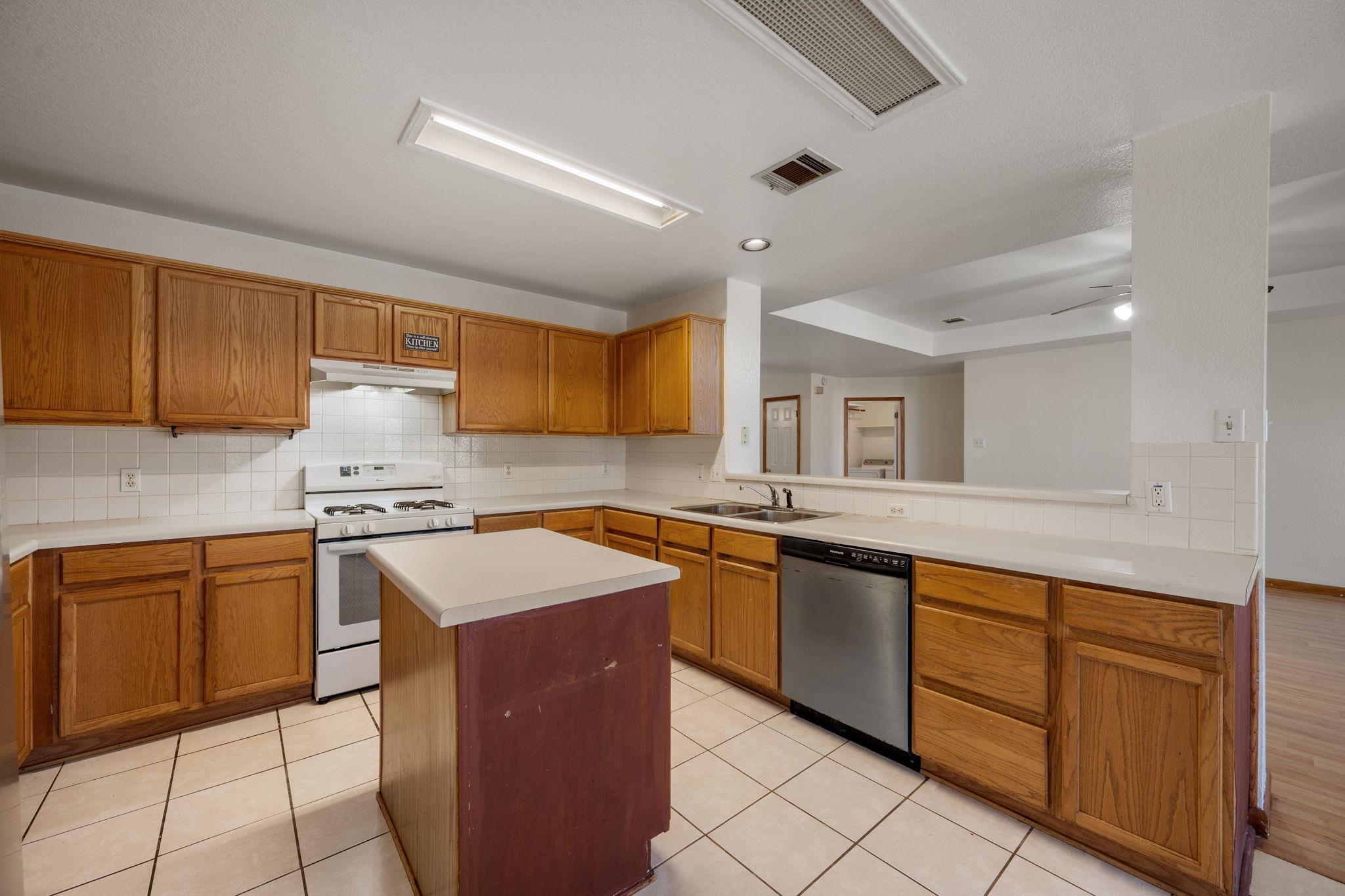 1402 Quicksilver Cir, Round Rock, TX 78665