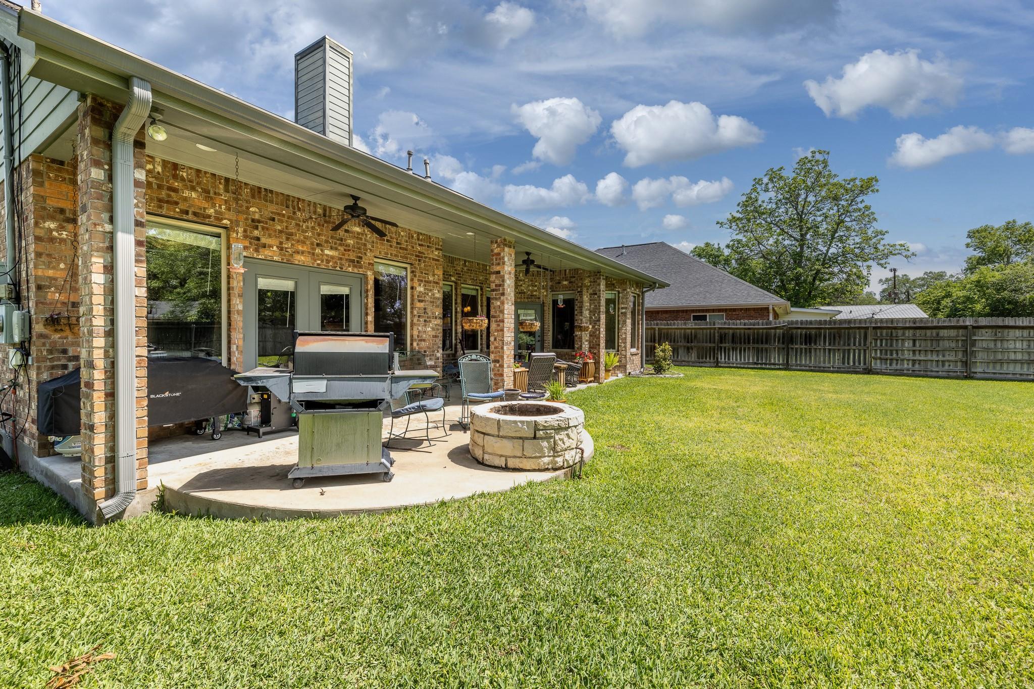 1338 Donovan St, Gonzales, TX 78629