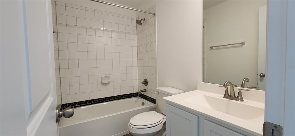 201 Water Grass Trl, Clute, TX 77531