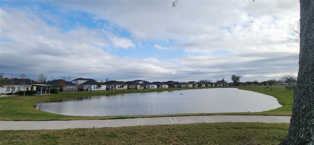 201 Water Grass Trl, Clute, TX 77531
