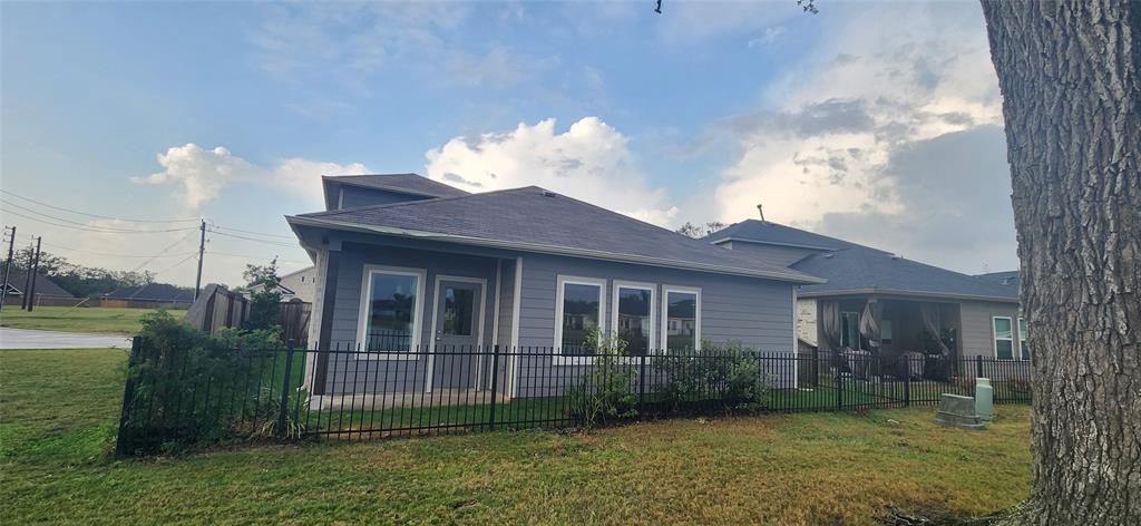 201 Water Grass Trl, Clute, TX 77531