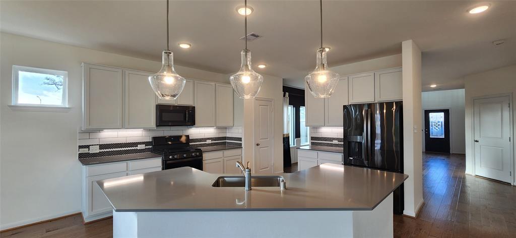 201 Water Grass Trl, Clute, TX 77531