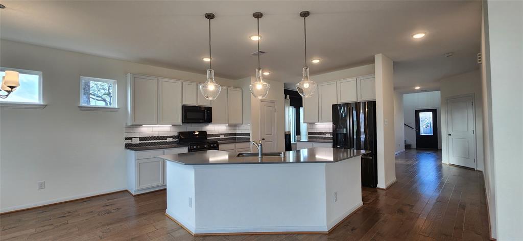 201 Water Grass Trl, Clute, TX 77531