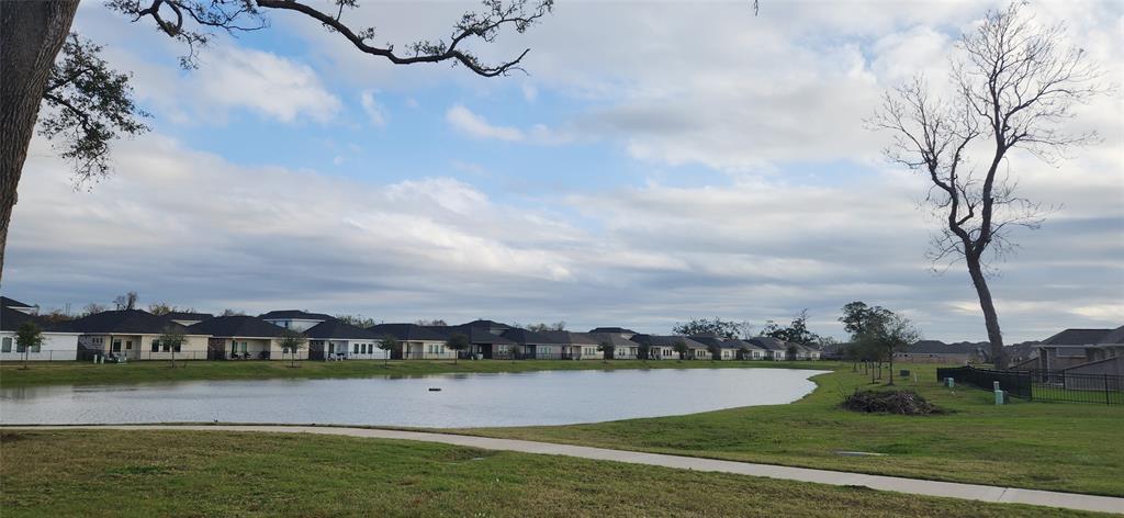 201 Water Grass Trl, Clute, TX 77531