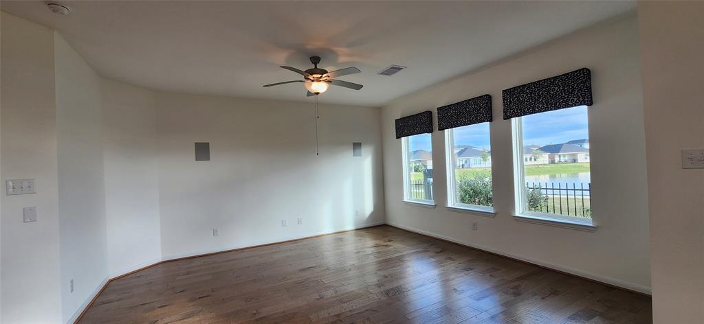 201 Water Grass Trl, Clute, TX 77531