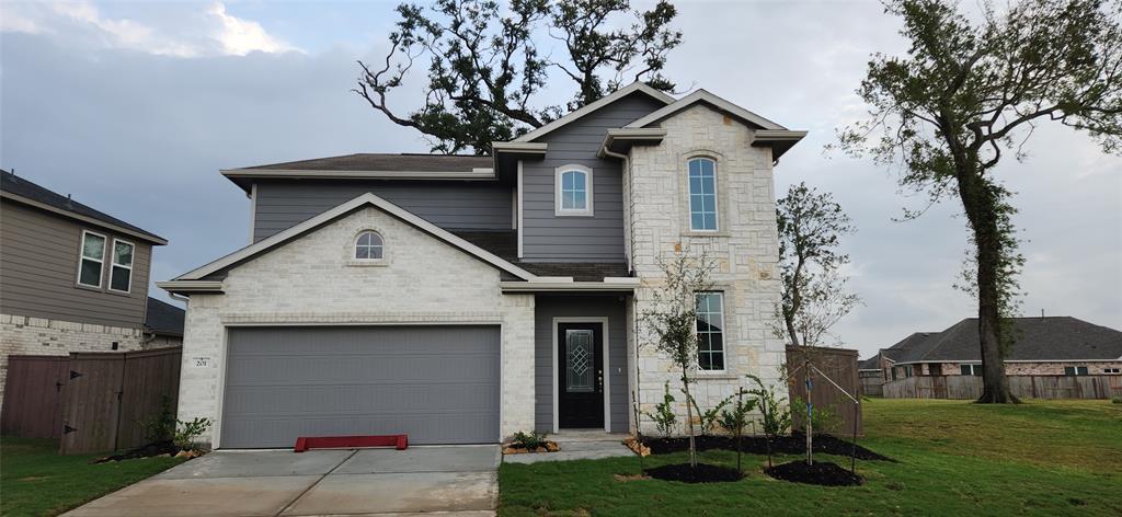 201 Water Grass Trl, Clute, TX 77531