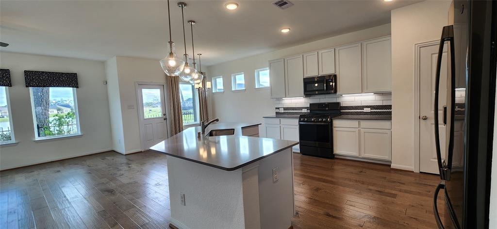 201 Water Grass Trl, Clute, TX 77531