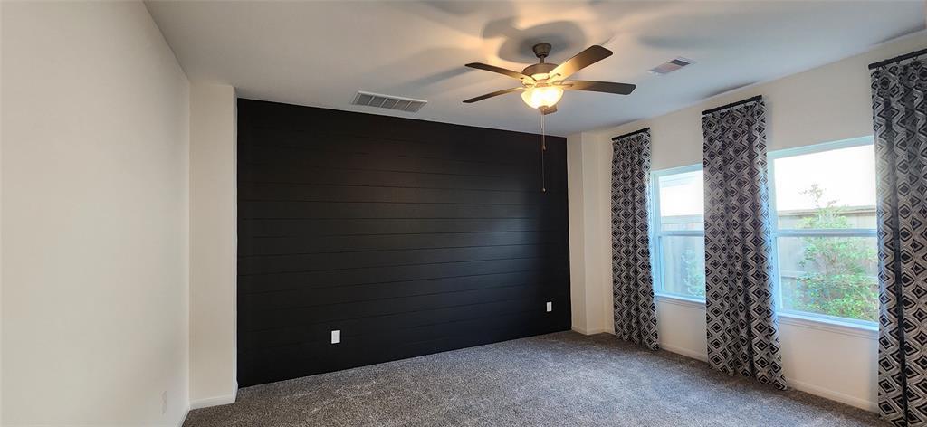 201 Water Grass Trl, Clute, TX 77531