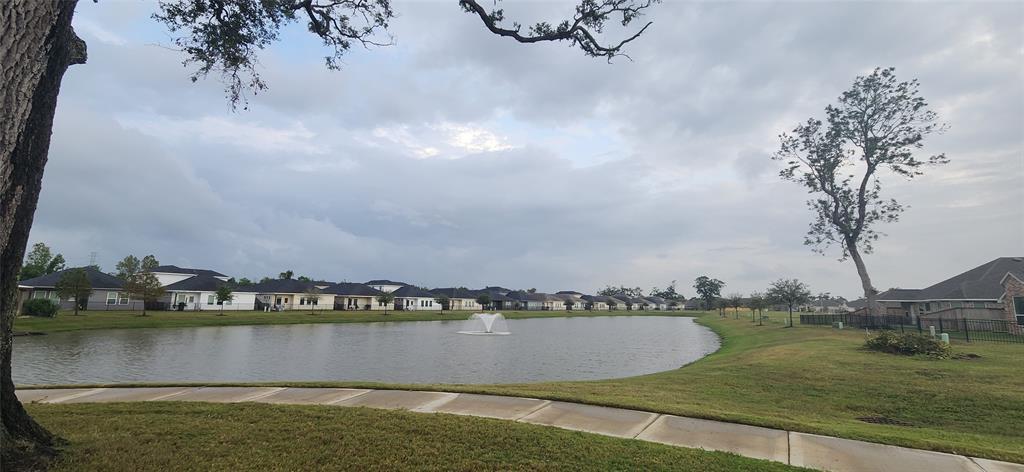 201 Water Grass Trl, Clute, TX 77531