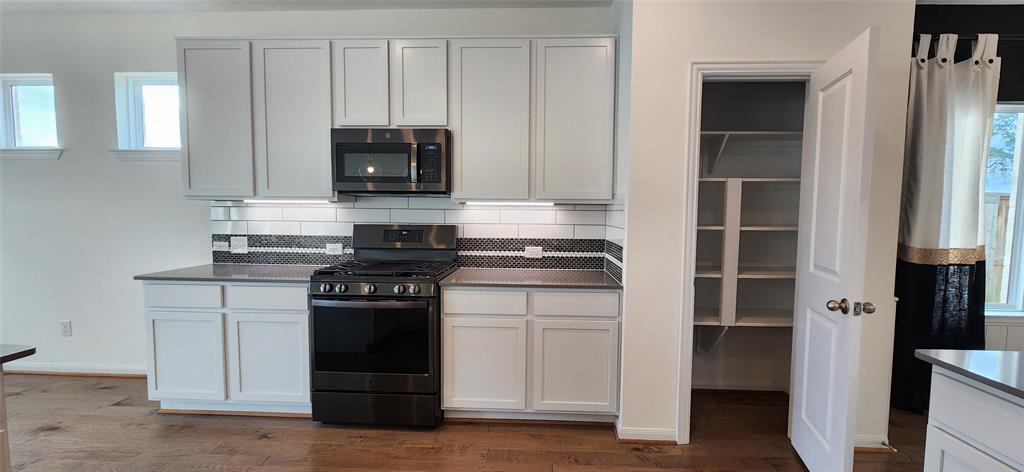 201 Water Grass Trl, Clute, TX 77531