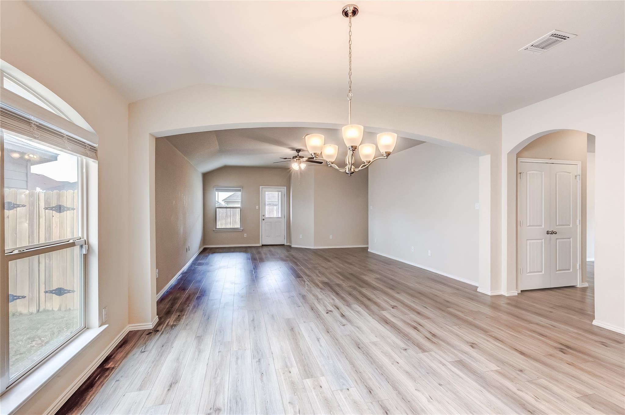 227 Reagor Dr, Taylor, TX 76574