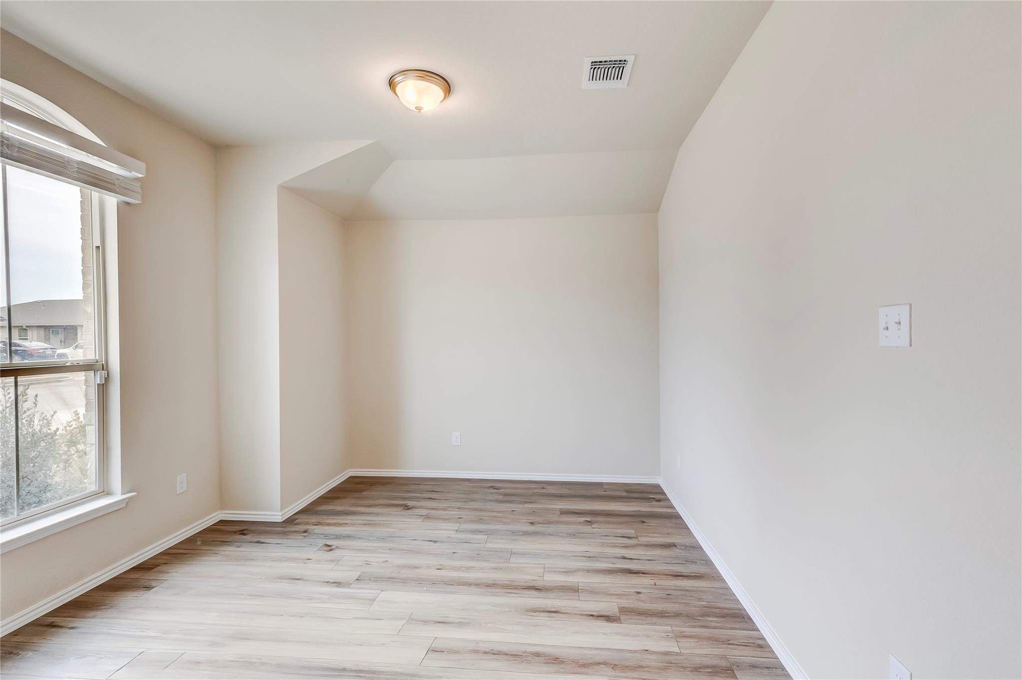 227 Reagor Dr, Taylor, TX 76574