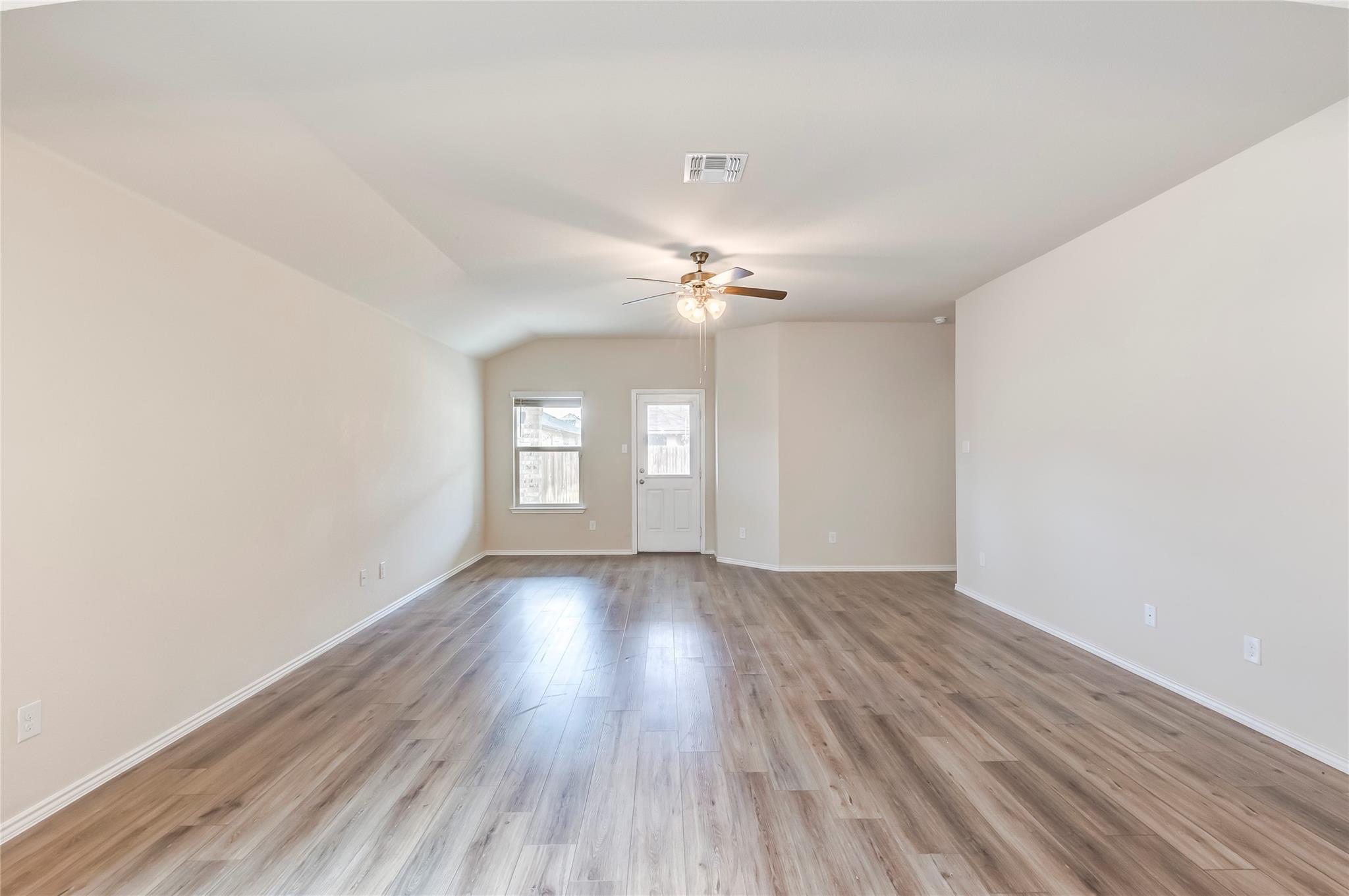 227 Reagor Dr, Taylor, TX 76574