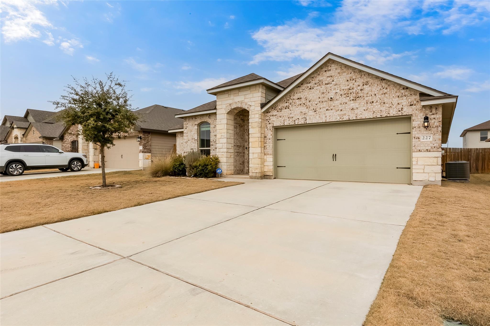 227 Reagor Dr, Taylor, TX 76574