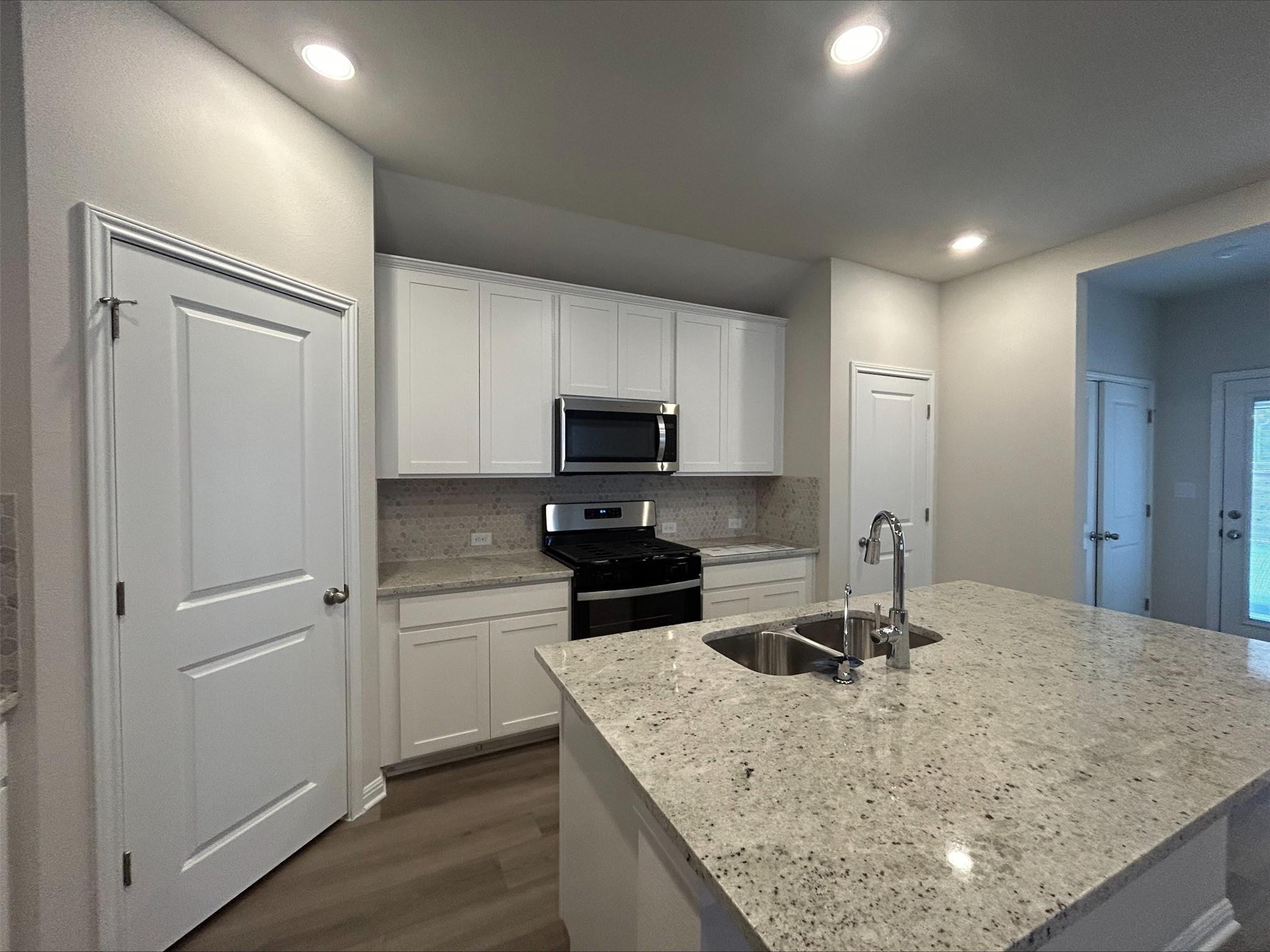 125 Zinnia Ln, Hutto, TX 78634