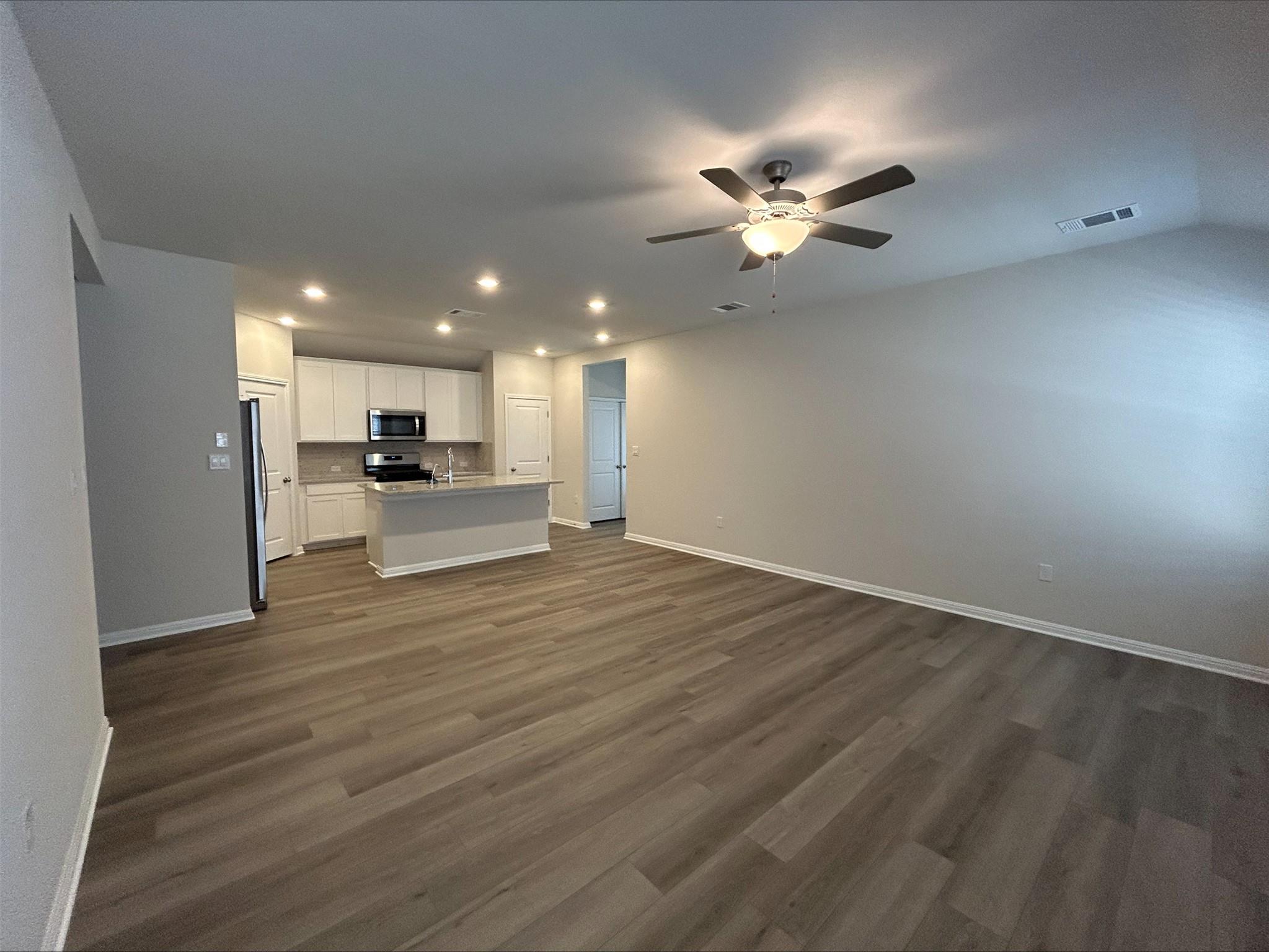 125 Zinnia Ln, Hutto, TX 78634