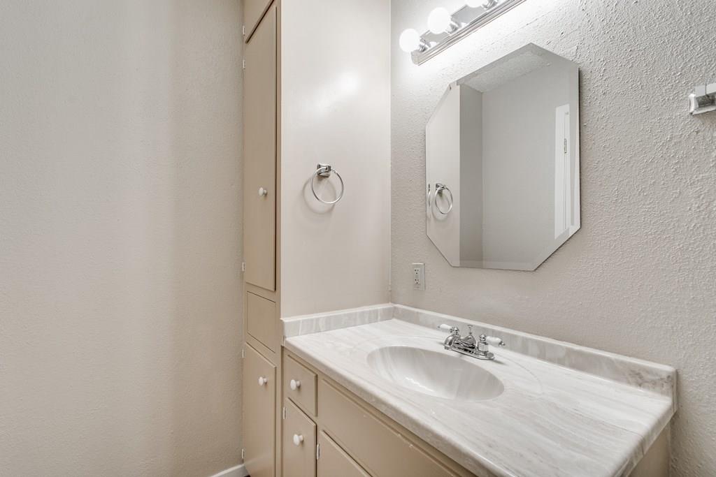 2611 Ektom Dr # B, Austin, TX 78745