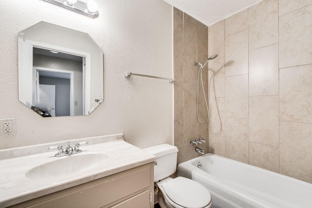 2611 Ektom Dr # B, Austin, TX 78745