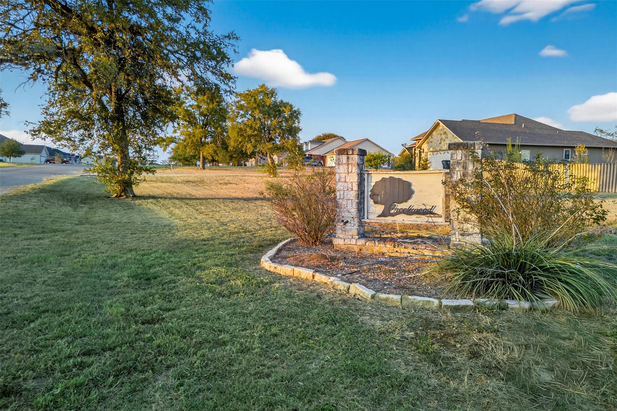 175 Creekwood Dr, Gonzales, TX 78629