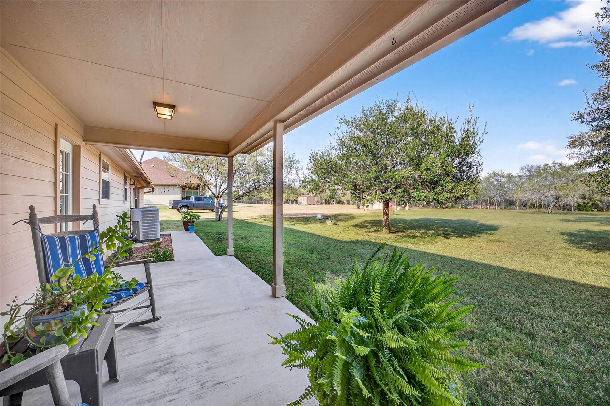 175 Creekwood Dr, Gonzales, TX 78629