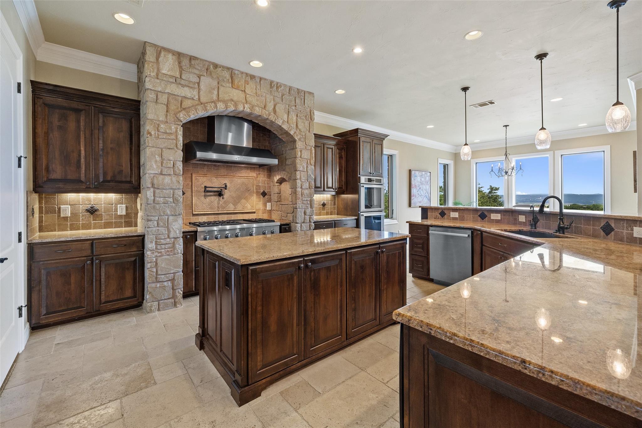 101 Hidden Hills Cv, Spicewood, TX 78669