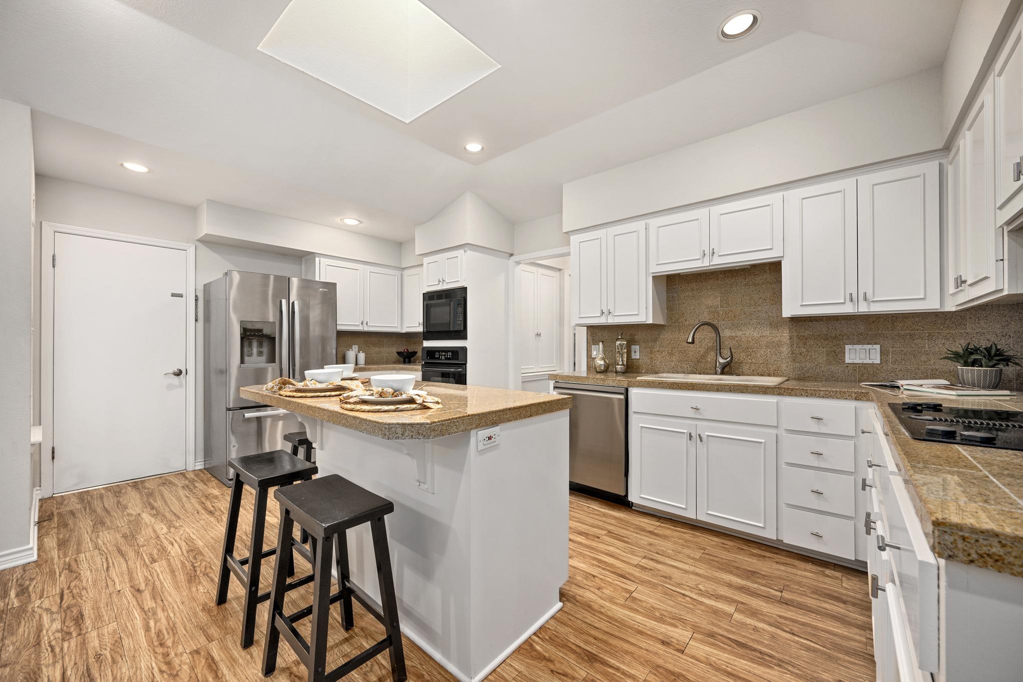 907 Vanguard St, Lakeway, TX 78734