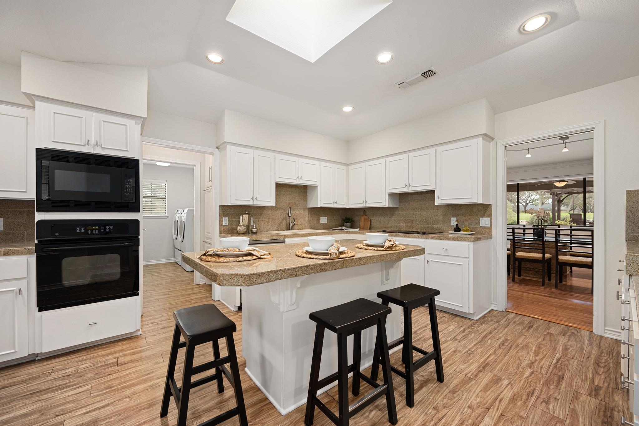 907 Vanguard St, Lakeway, TX 78734