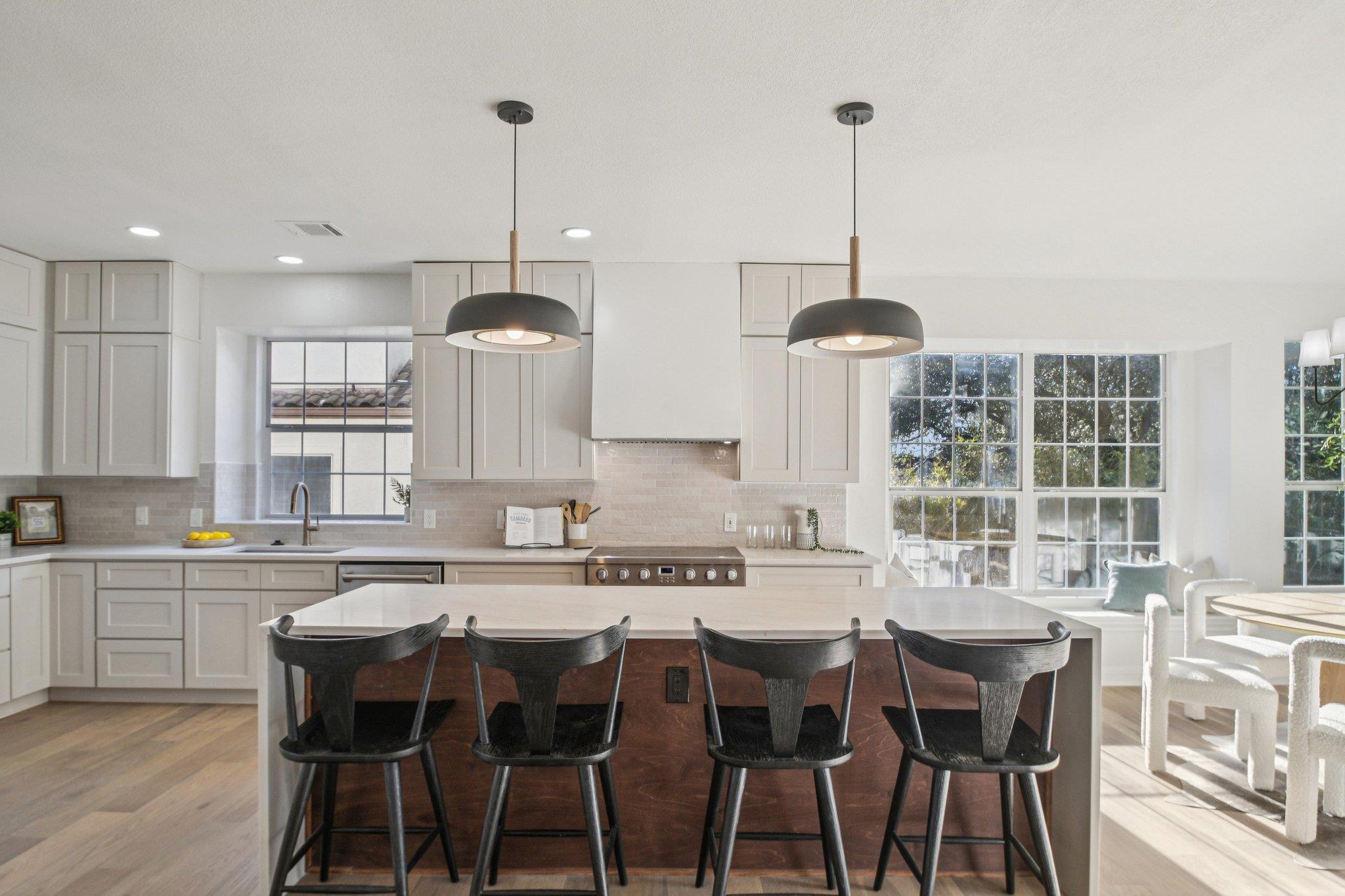 10 Lost Meadow Trl, The Hills, TX 78738